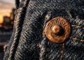 A calça jeans que vai dar cor à primavera e ao verão de 2026 é desta cor