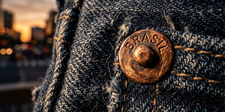 A calça jeans que vai dar cor à primavera e ao verão de 2026 é desta cor