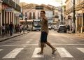 Psicólogos afirmam que acenar com a mão em agradecimento aos carros ao atravessar a rua está fortemente associado a traços de personalidade específicos