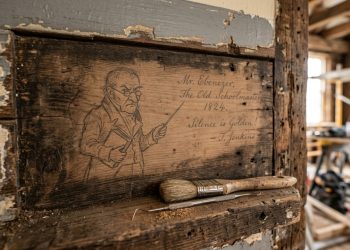 Historiadores descobrem anotações de estudantes de 200 anos escondidas nas paredes da escola.
