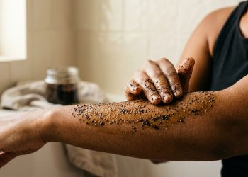 Borra de café com azeite: por que essa combinação é recomendada e para que serve nos cuidados pessoais e no jardim