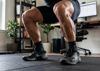 O movimento simples de agachamento por 5 minutos pode ativar grandes grupos musculares e melhorar resistência