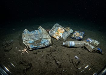 A uma profundidade de 5112 metros no mar, foram encontrados objetos que não deveriam estar lá