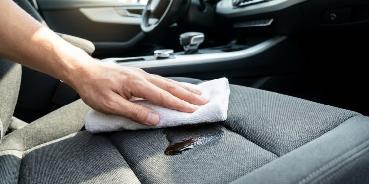 Em três minutos: como remover manchas frescas do estofado do carro sem produto específico