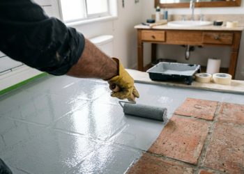 Essa tinta vai transformar o piso do seu banheiro gastando pouco