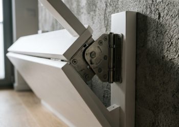 Em apenas 5 horas, esse jovem construiu uma mesa dobrável usando somente MDF e economizou muito espaço dentro da sua casa pequena