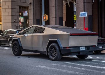 Um proprietário de uma Tesla Cybertruck afirma: "Comparada com minhas caminhonetes Ford, GMC e Chevy anteriores, a Cybertruck tem sido significativamente mais confiável."