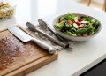 Utensílios de cozinha que você nunca deve usar sem lavar depois de cortar carne crua
