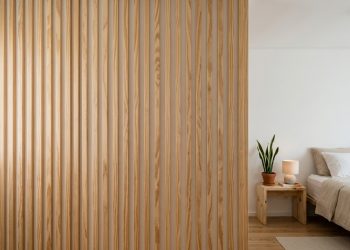 Gastei R$ 90 para fazer uma parede decorativa com ripado simples e o efeito ficou elegante