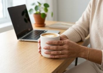 A cor de esmalte sofisticada que combina com tudo e quase não aparece o desgaste