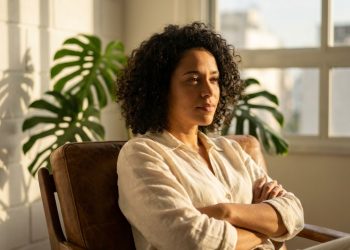 Psicólogos revelam: o que significa quando alguém cruza os braços durante uma conversa?