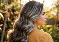 Adeus às tinturas de cabelo: nova tendência cobre os cabelos brancos e ajuda você a parecer mais jovem