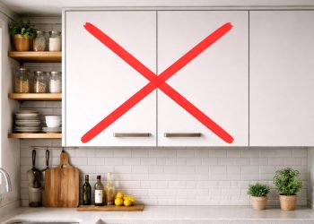 Os armários fechados da cozinha estão ultrapassados em 2026: nova solução evita cheiro de mofo e facilita encontrar utensílios