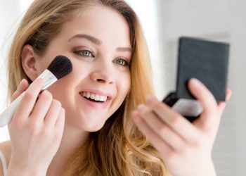 A cor exata de blush que dermatologistas dizem imitar a pele saudável e tira o aspecto doente do rosto em segundos