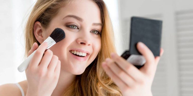 A cor exata de blush que dermatologistas dizem imitar a pele saudável e tira o aspecto doente do rosto em segundos
