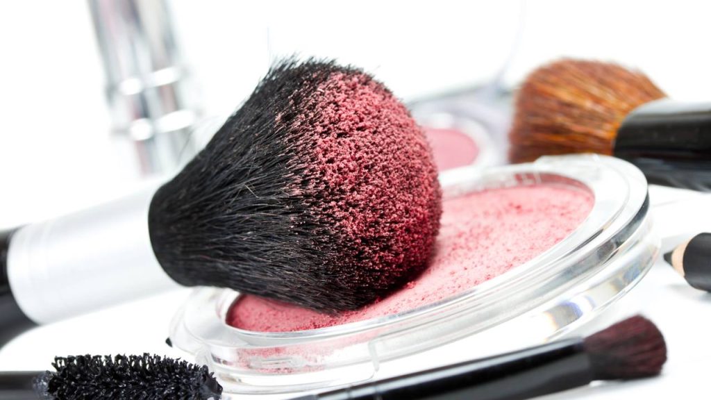 A cor exata de blush que dermatologistas dizem imitar a pele saudável e tira o aspecto doente do rosto em segundos