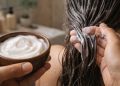 Receita de máscara caseira com maizena que ajuda a deixar o cabelo mais disciplinado e sedoso