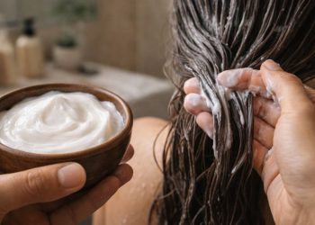 Receita de máscara caseira com maizena que ajuda a deixar o cabelo mais disciplinado e sedoso
