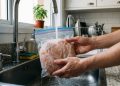 Os métodos mais rápidos e seguros para descongelar alimentos