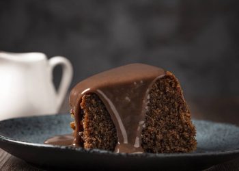Bolo de chocolate simples que fica bem fofinho e com cobertura brilhante por cima