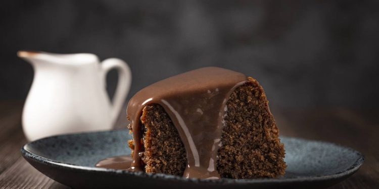 Bolo de chocolate simples que fica bem fofinho e com cobertura brilhante por cima