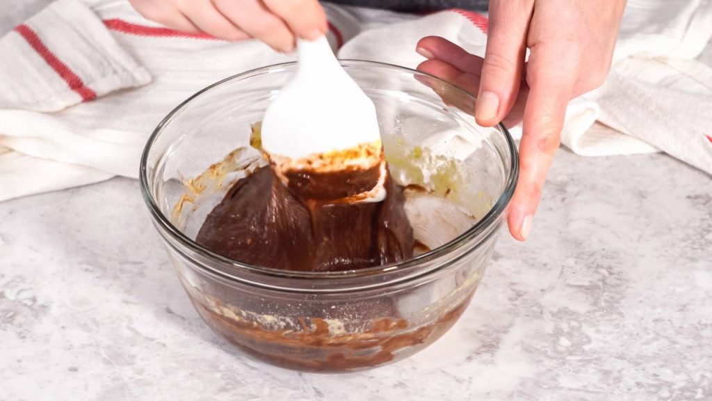 Bolo de chocolate simples que fica bem fofinho e com cobertura brilhante por cima