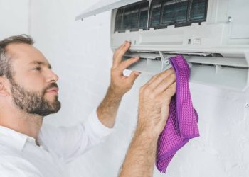 Por que o ar-condicionado pinga água dentro do quarto e o que fazer antes que a umidade estrague a parede e o piso