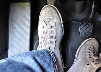 Esses hábitos ao dirigir podem acabar com a embreagem do seu carro sem você perceber