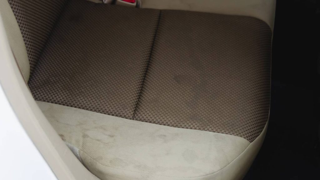 manchas frescas do estofado do carro 