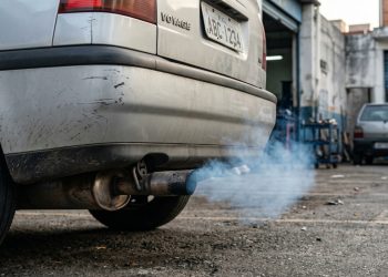 A fumaça do carro muda de cor e pode avisar falhas no motor antes de uma pane maior