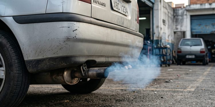 A fumaça do carro muda de cor e pode avisar falhas no motor antes de uma pane maior