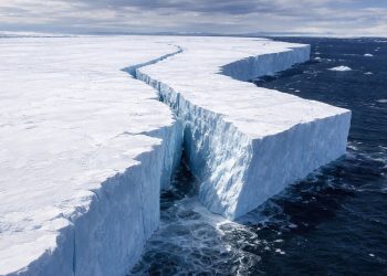 Cientistas da NASA confirmaram que uma rachadura gigante na Antártida está crescendo e pode liberar um iceberg do tamanho de uma cidade