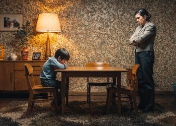 As 7 frases que marcaram a infância dos anos 60 e 70 e o que a psicologia diz sobre os efeitos reais delas