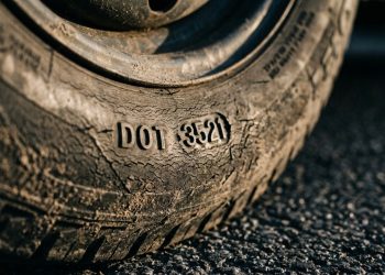 A idade máxima dos pneus que determina se o seu carro ainda é seguro para viajar