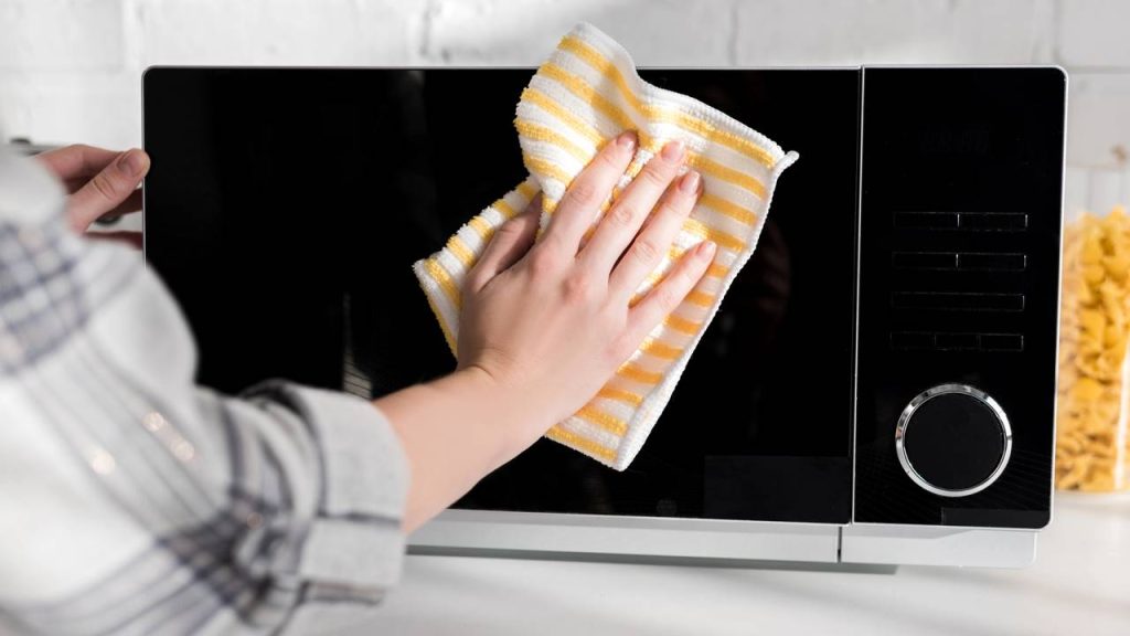Colocar uma esponja úmida no micro-ondas pode mudar a forma de limpar o aparelho