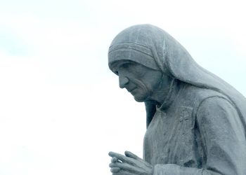 Madre Teresa e a frase sobre amor que continua tocando milhões “Nem todos nós podemos fazer grandes coisas, mas podemos fazer pequenas coisas com grande amor.”