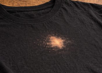 Este é o truque infalível para remover manchas de água sanitária ou cloro das roupas sem esforço
