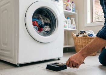 Por que a máquina de lavar treme e sai do lugar durante a centrifugação e como fixar de vez sem chamar técnico