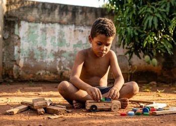 Crianças que cresceram antes dos smartphones têm mais resiliência emocional, e a psicologia explica o motivo