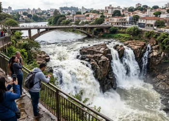 A 8ª melhor cidade do Brasil e sede do maior salão de humor gráfico do mundo: a cidade paulista onde o peixe para