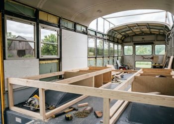 Depois de 2,5 anos de obra, antigo ônibus escolar ganha cara de mini apartamento