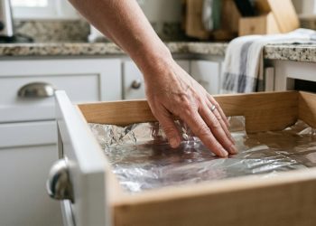 Guardar papel alumínio nas gavetas da cozinha: para que serve e por que milhares de pessoas fazem isso