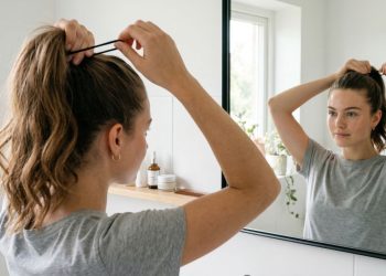 Com apenas 2 minutos você faz um penteado que levanta o rosto inteiro e substitui o efeito de um lifting sem gastar nada