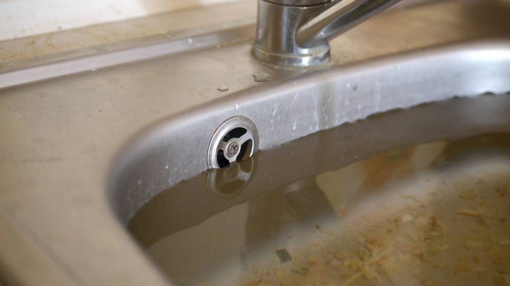 desentupir a pia da cozinha 
