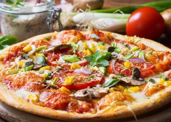 Pizza de liquidificador fácil que fica fofinha, com queijo derretido e pronta em 30 minutos