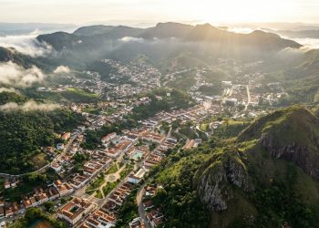 Construída dentro de uma caldeira vulcânica de 30 km: essa cidade mineira ferve por baixo e encanta por cima