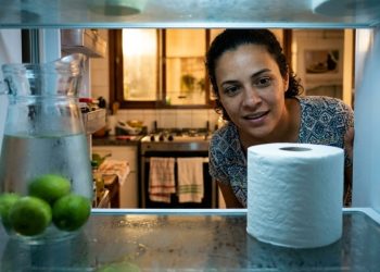 Poucas pessoas sabem disso: colocar um rolo de papel higiênico na geladeira é um dos truques mais comentados na internet
