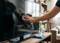 Como limpar a tela da TV e deixá-la com aparência de nova usando apenas 1 ingrediente