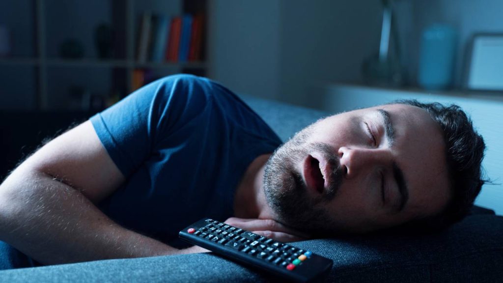 Televisão ligada a noite
