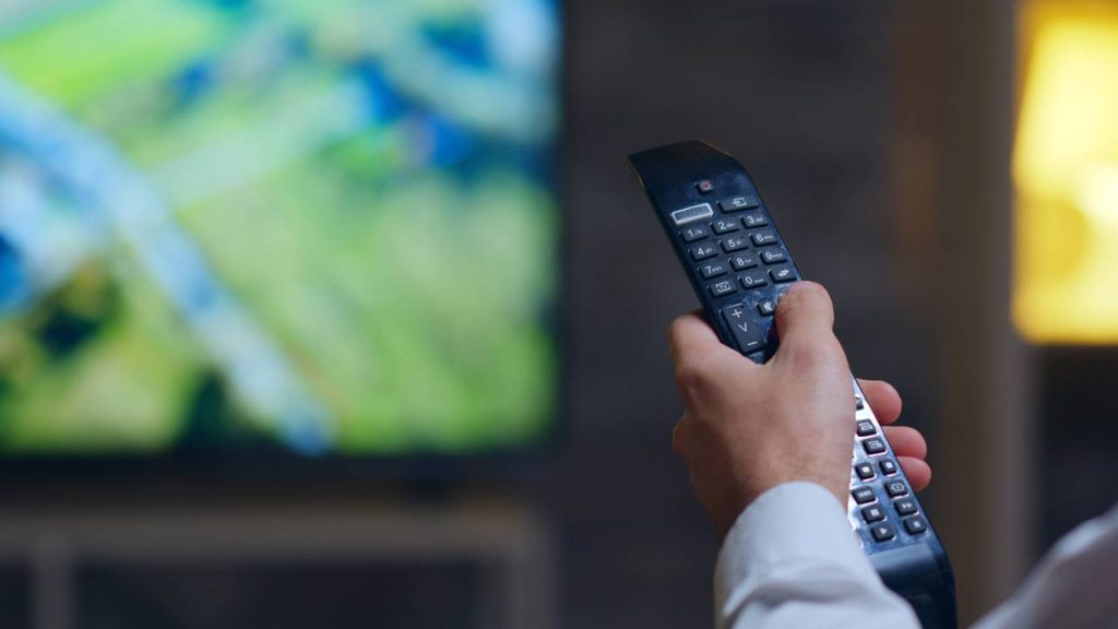 Televisão ligada a noite